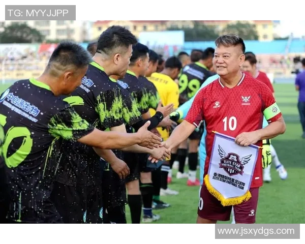 长袖足球明星的魅力与风采展现于绿茵场上的精彩瞬间 长袖足球明星的魅力与风采展现于绿茵场上的精彩瞬间