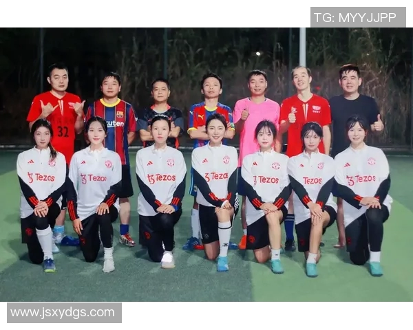 足球明星被女孩的魅力征服瞬间视频引发热议与感动