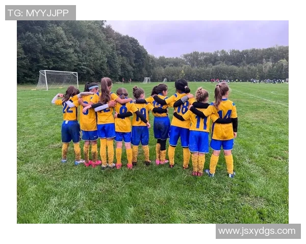 足球明星与老年人共度快乐时光踢球的温馨瞬间 足球明星与老年人共度快乐时光踢球的温馨瞬间