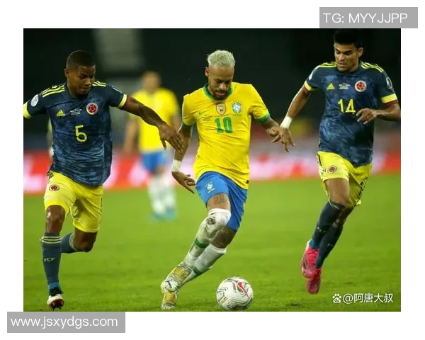 足球明星庆祝时刻泼啤酒视频引发热议球迷狂欢场面回顾