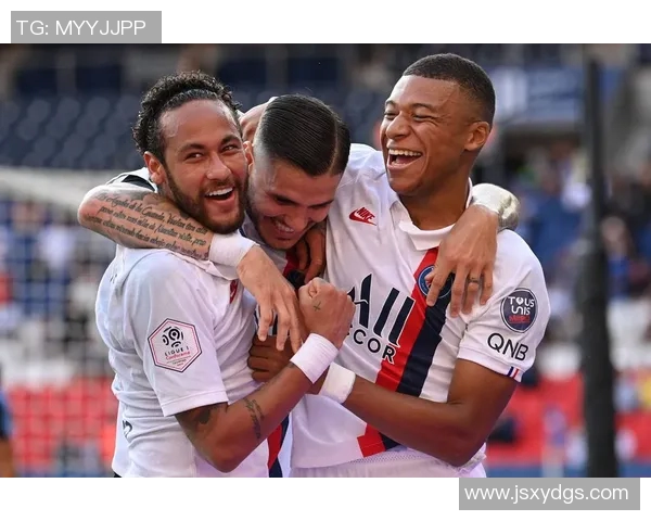 三位足球巨星同框合影展现友谊与荣耀的瞬间